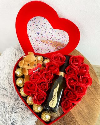 #valentin #darcek #darcekzlasky #prenu #zlasky #ksviatku #flowerbox #darcekovybox #knarodeninám